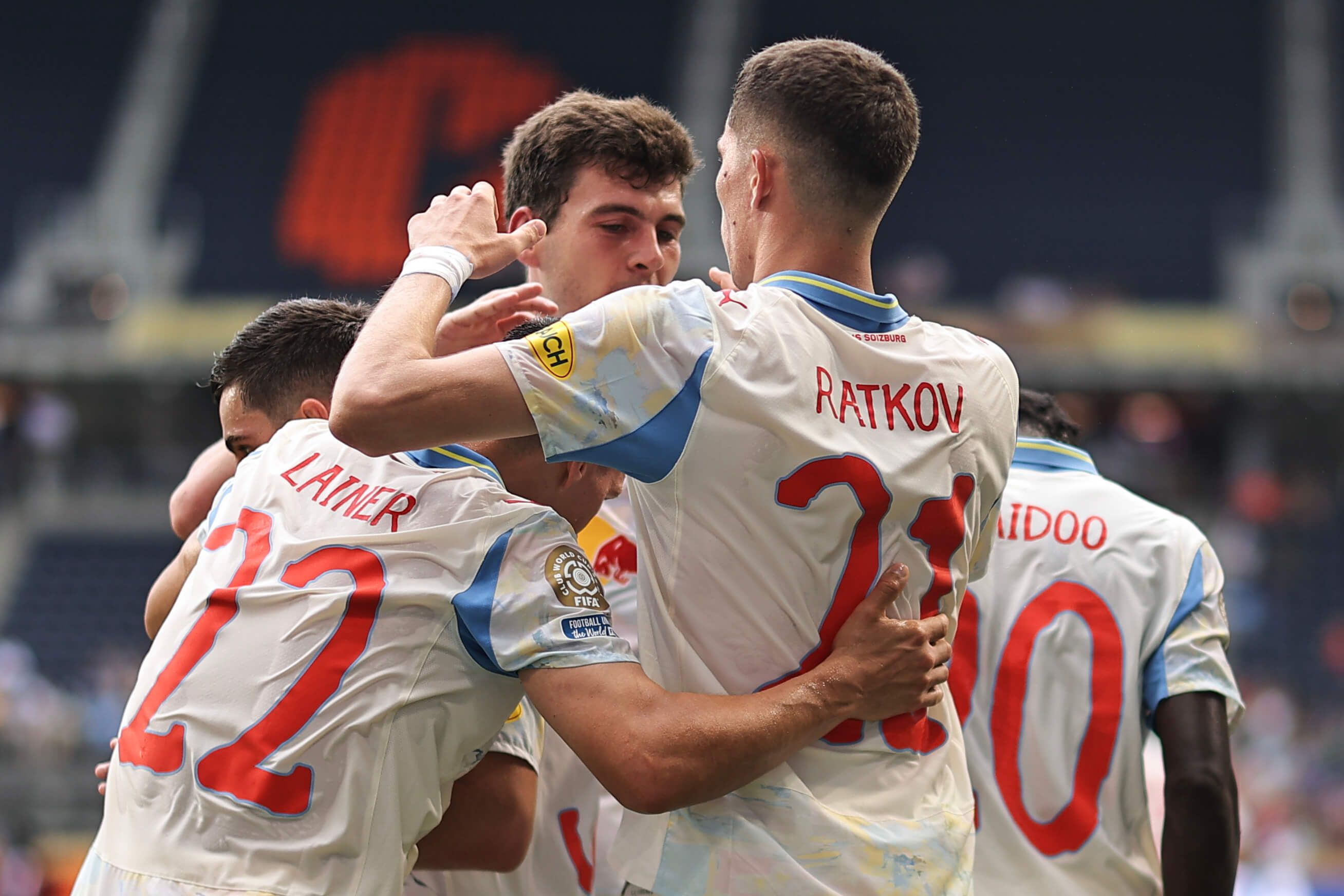 Los jugadores del Salzburgo celebran un gol ante Pachuca