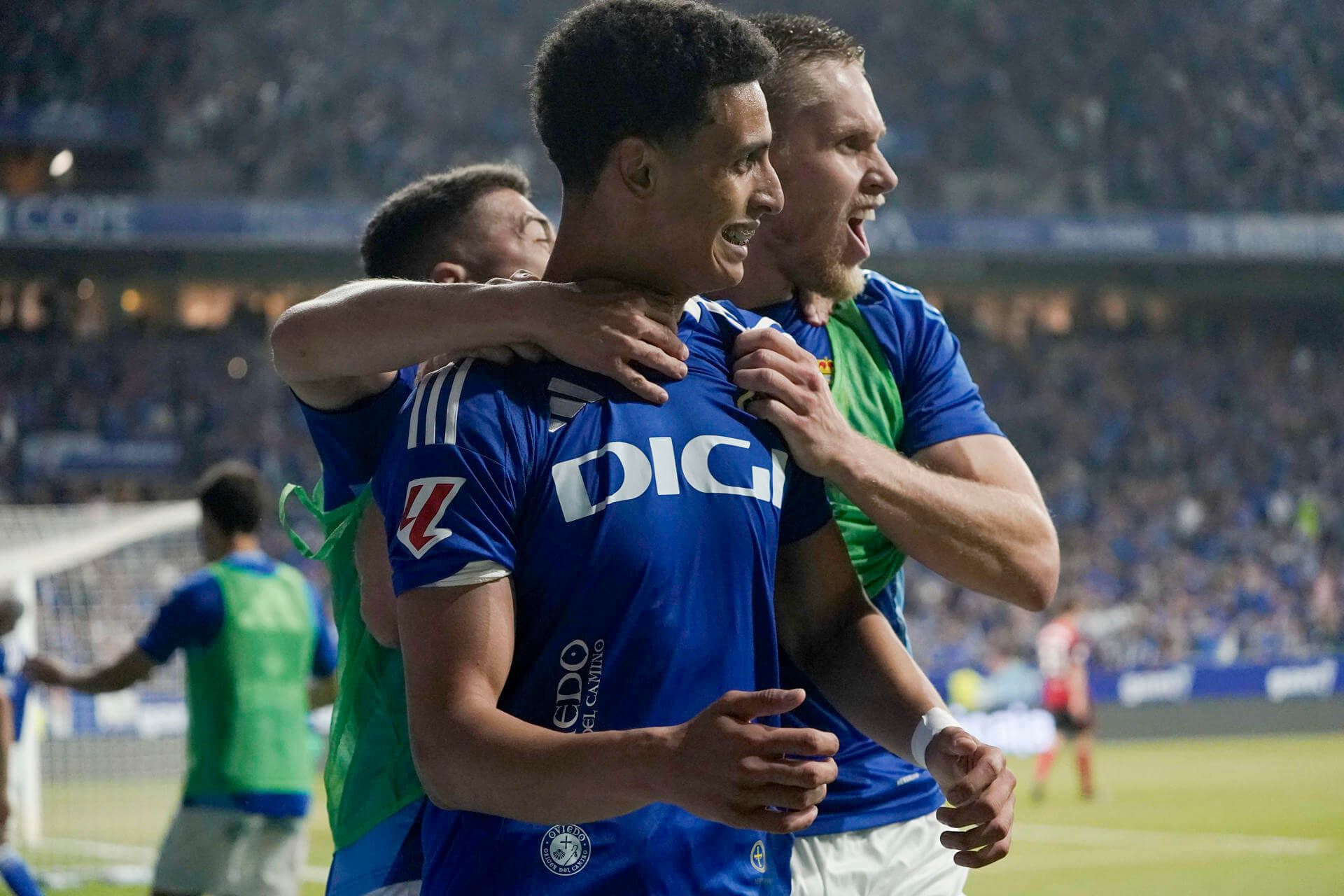 Ilyas Chaira celebra su gol en el Real Oviedo-Mirandés (FOTO: EFE).