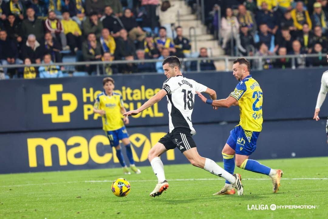  Aitor Córdoba centra delante de Javi Ontiveros en el Cádiz-Burgos.