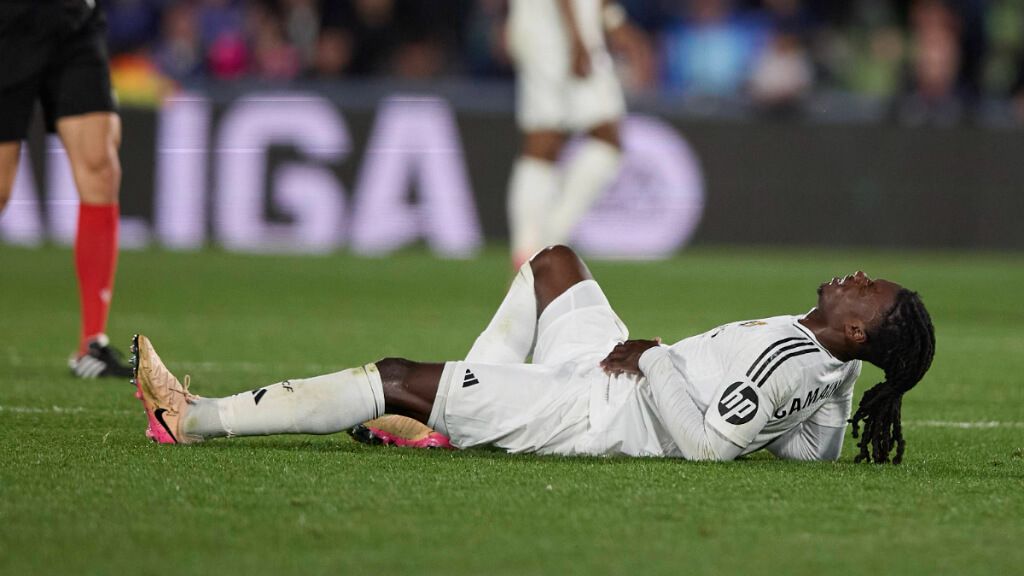 Eduardo Camavinga tendido en el campo frente al Getafe