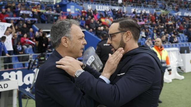 Caparrós y Bordalás se saludan antes del Getafe-Sevilla (Foto: LaLiga).
