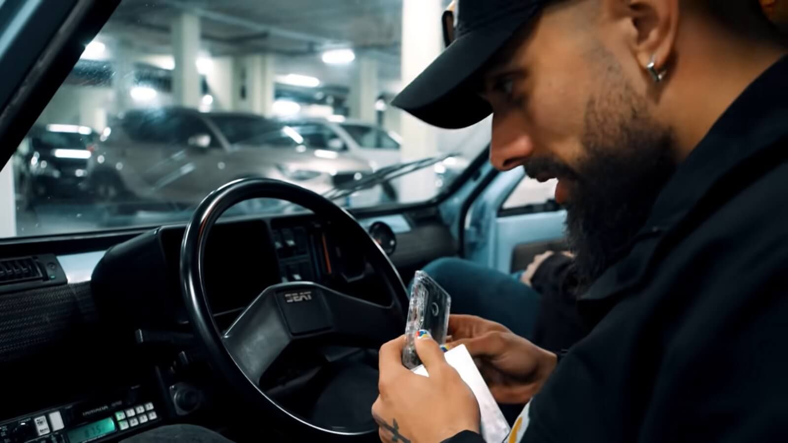  Borja Iglesias en su Seat Panda.