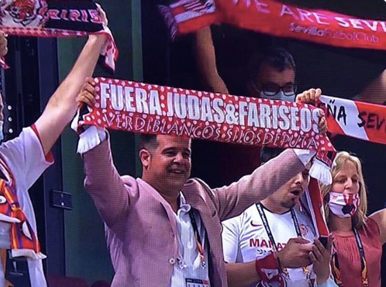 El presidente de las peñas sevillistas luce una bufanda antibéica.