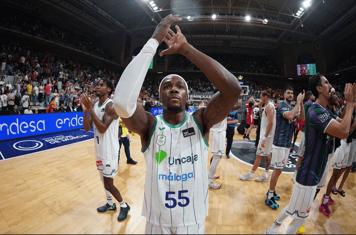 Los jugadores de Unicaja agradeciendo el apyo de la afición