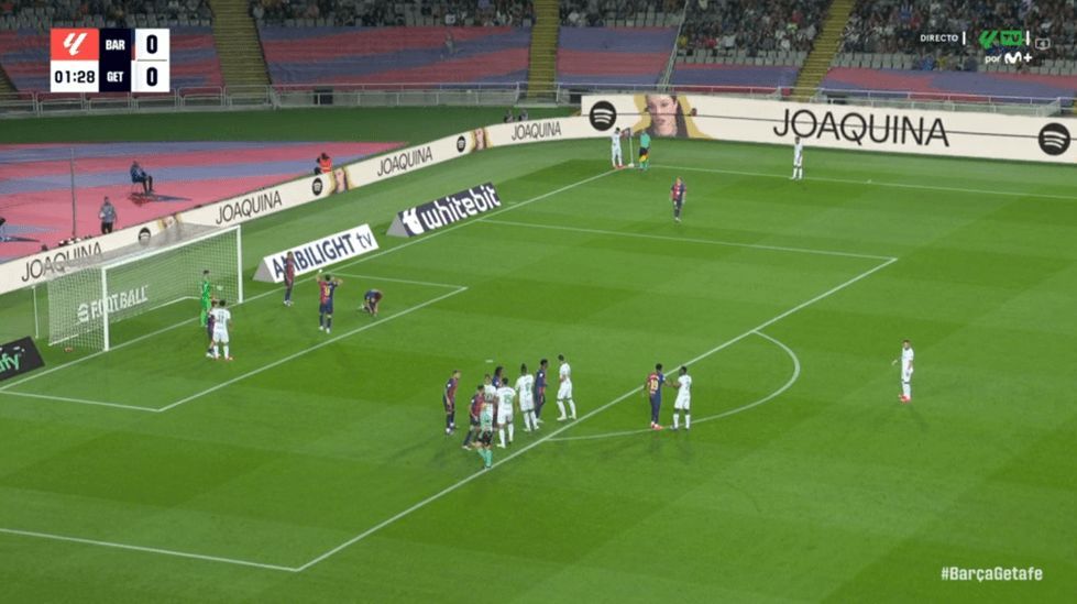  Pau Cubarsí atándose las botas en un córner (Captura de la retransmisión de Movistar +)