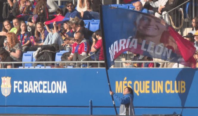  La bandera de Mapi León en el Estadi Johan Cruyff