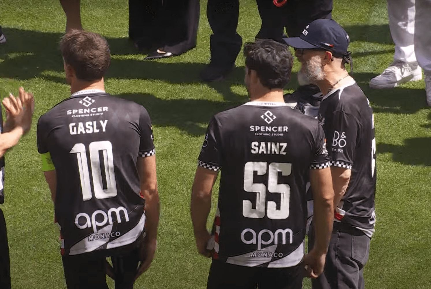 Pierre Gasly y Carlos Sainz en el partido de pilotos de F1 (Captura de Youtube)