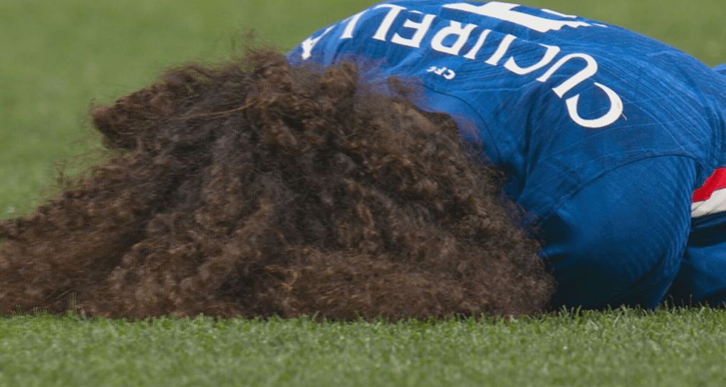  Cucurella, tendido sobre el césped