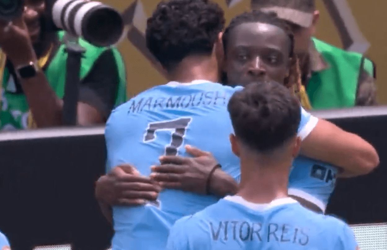  Doku celebra el tanto con el Manchester City