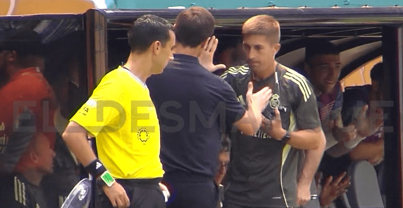  Xabi Alonso, con su cuerpo técnico