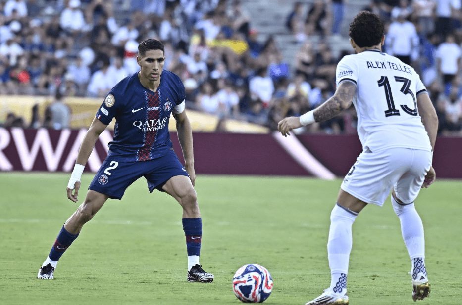  Achraf Hakimi y Alex Telles en el PSG - Botafogo