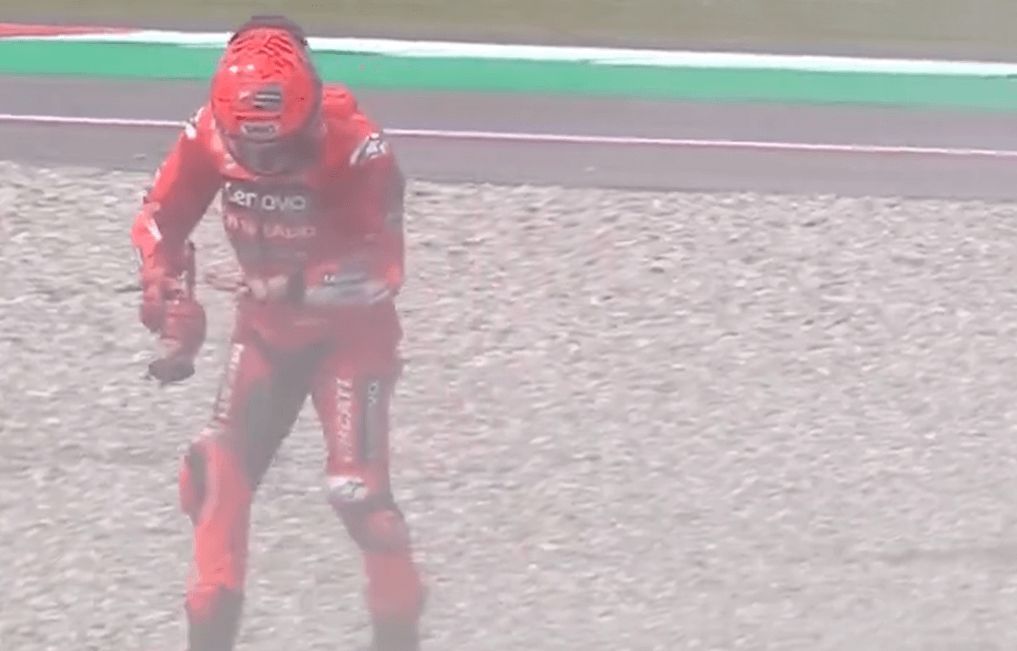  Márquez mira su mano tras la caída