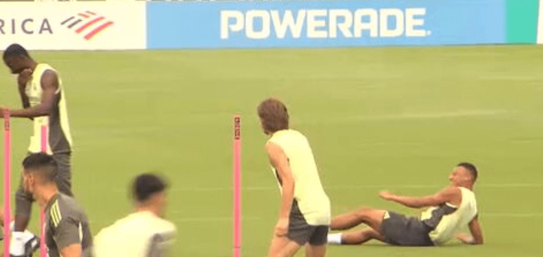  Mbappé, entre risas tras caerse en el entrenamiento