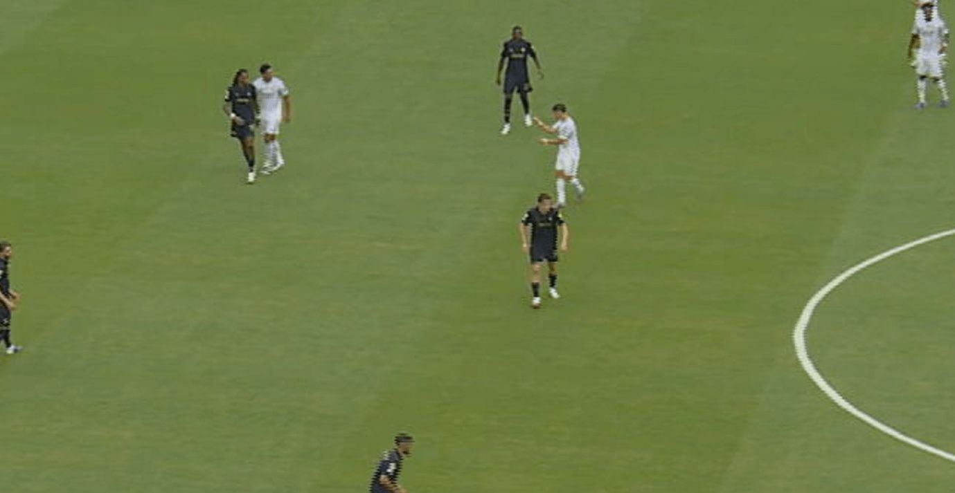 Güler y Bellingham discuten en el partido ante la Juventus