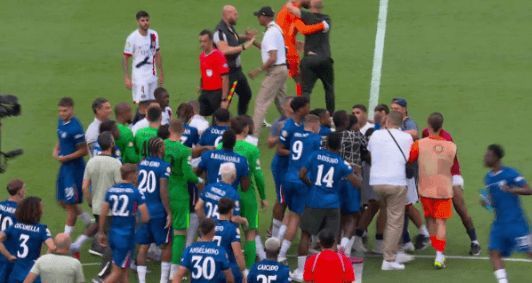 Tangana entre el Chelsea y el PSG (Foto:Telecinco)