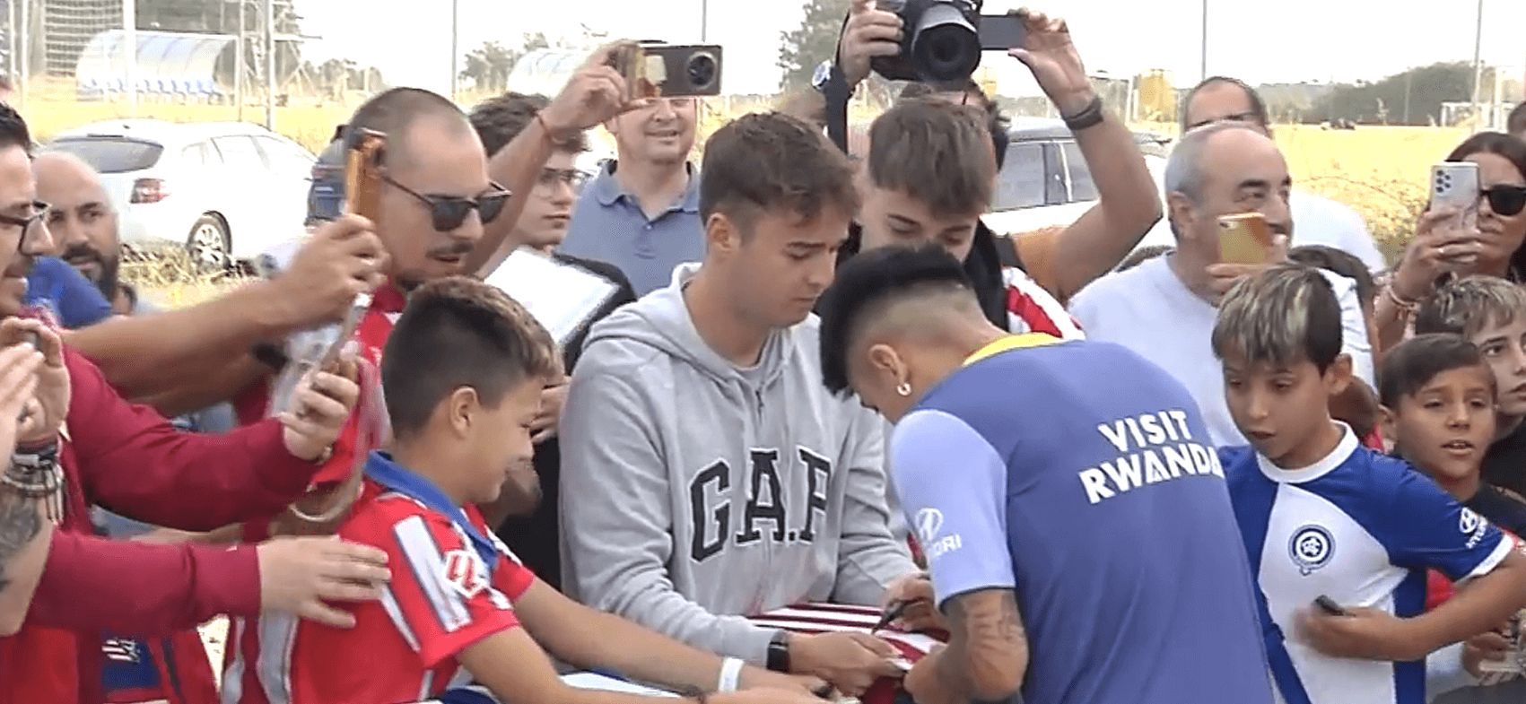  Thiago Almada se para a firmar autógrafos