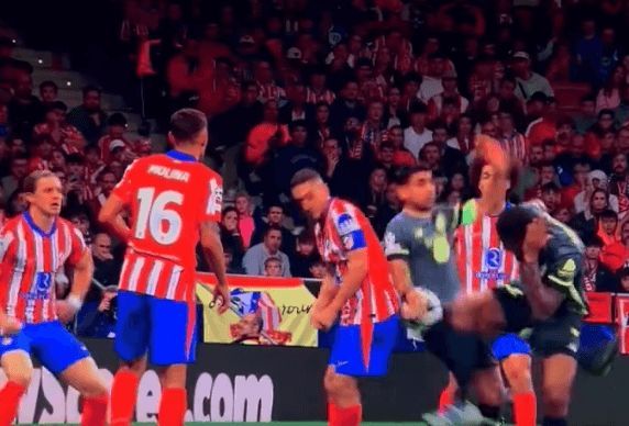  La acción polémica del penalti al Atleti (Captura de Movistar)