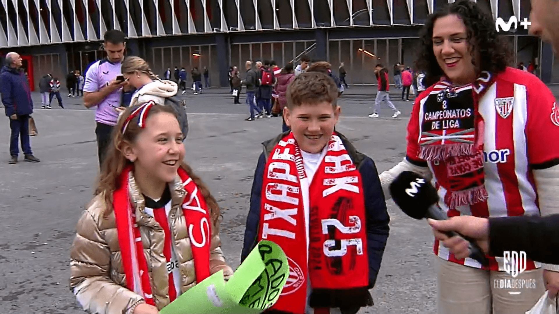 El pequeño aficionado del Athletic junto a su familia.