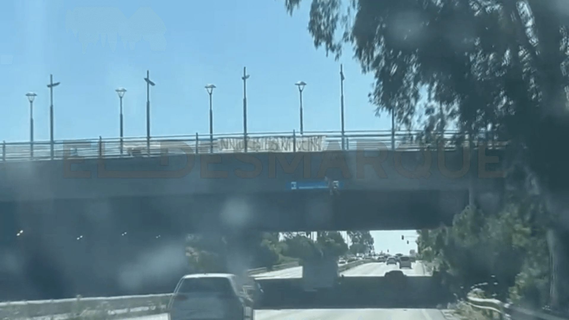  Cuelgan un muñeco con la bufanda del Sevilla amenazando a Del Nido Carrasco.