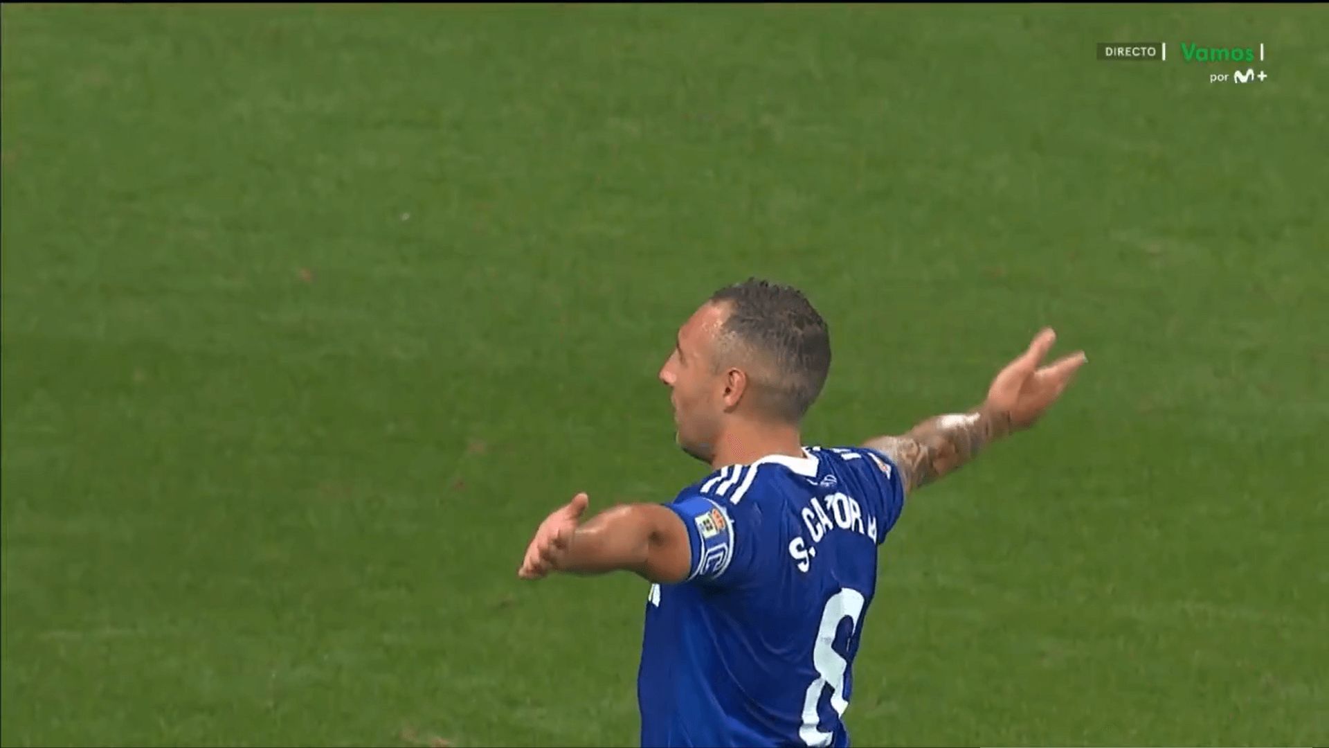  Santi Cazorla celebra con la afición el pase en los playoffs de ascenso.