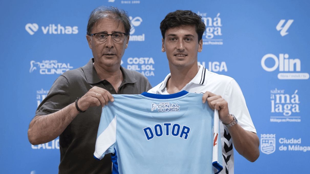 Carlos Dotor posa con Loren Juarros en su presentación (FOTO: Málaga CF).