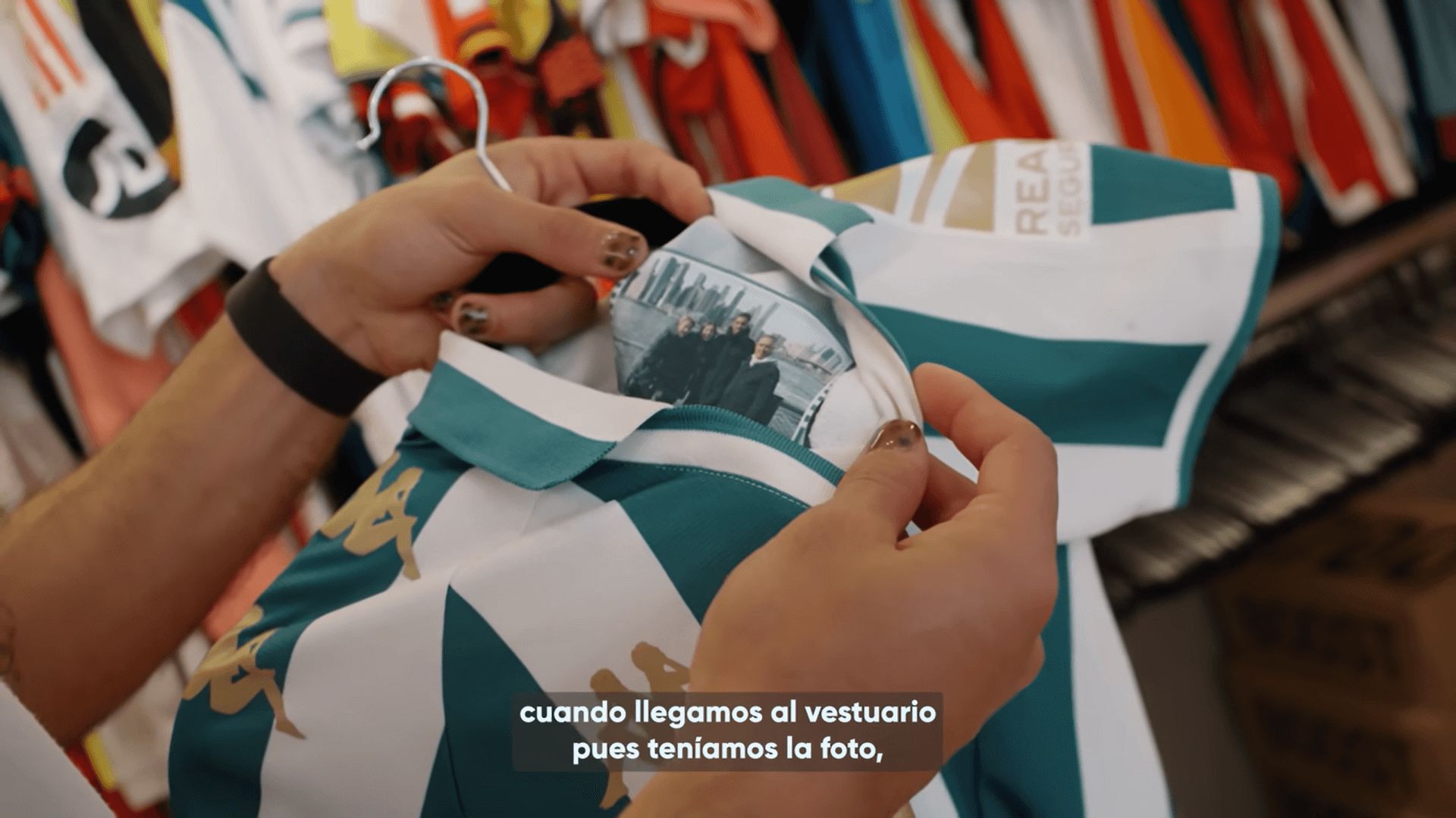 Borja Iglesias muestra su camiseta más especial.