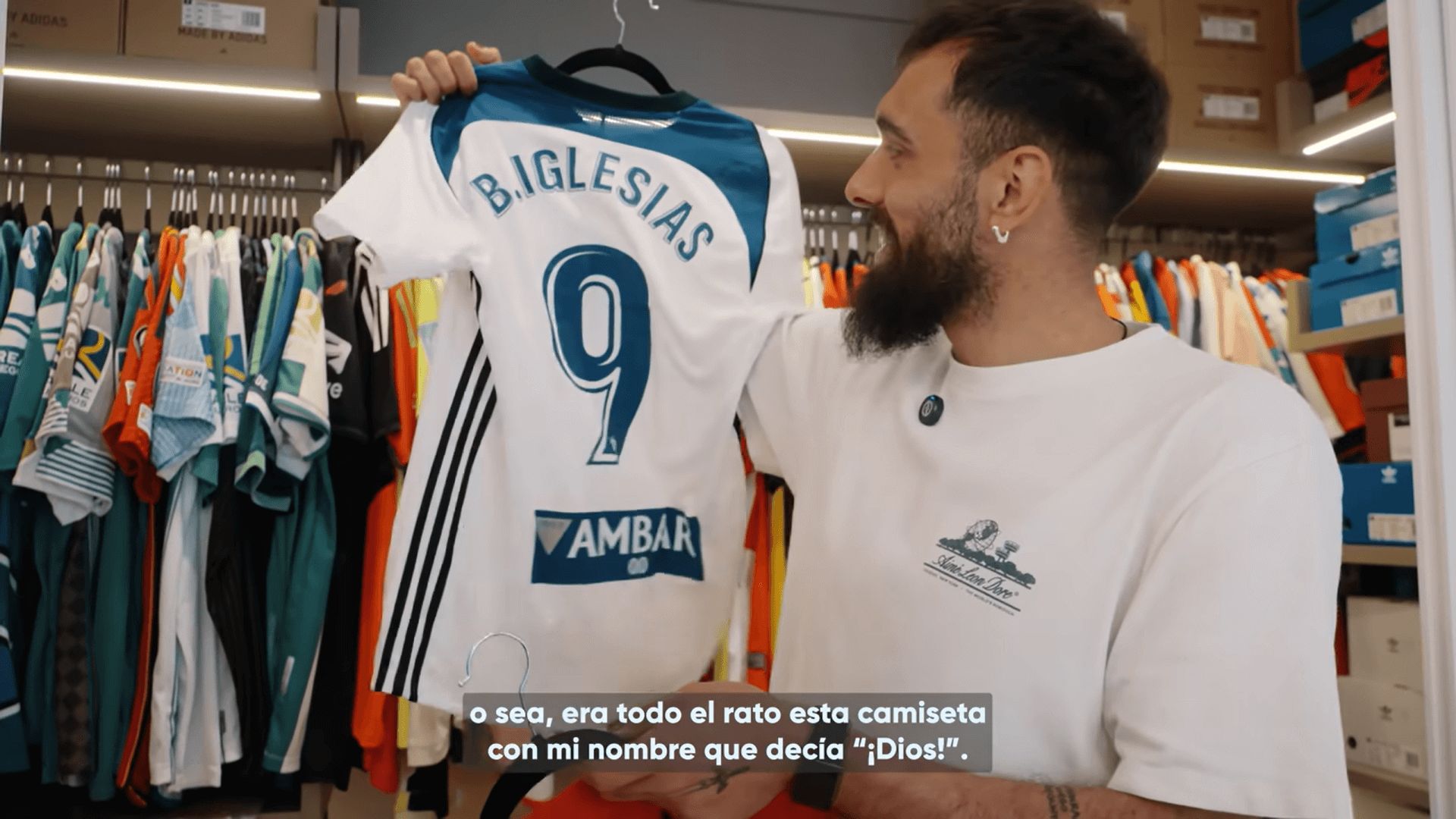  Borja Iglesias con su camiseta del Real Zaragoza.