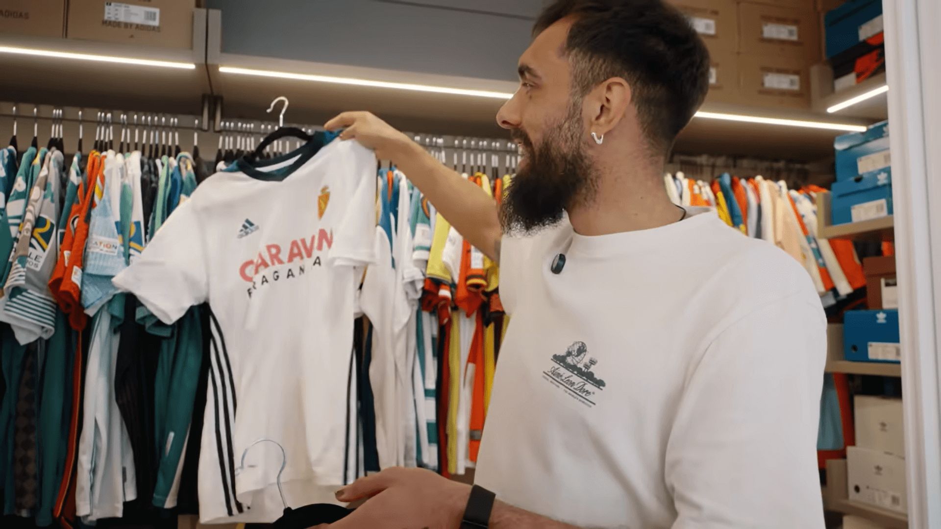  Borja Iglesias con su camiseta del Real Zaragoza.