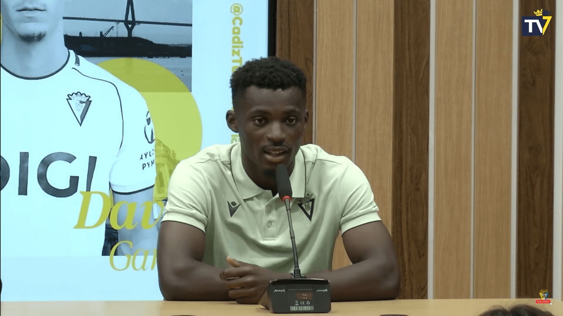 Obeng, en la presentación con el Cádiz.