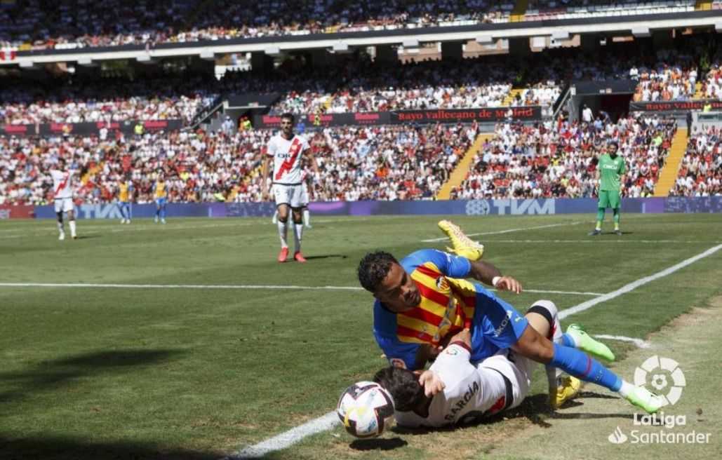 Kluivert debuta en Vallecas