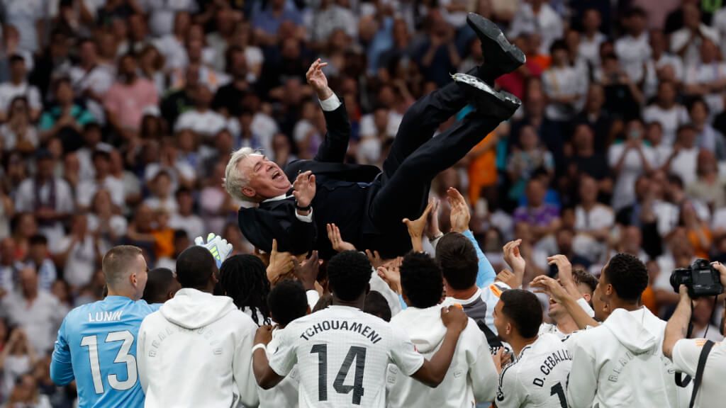 Carlo Ancelotti, manteado en el Bernabéu (EFE)