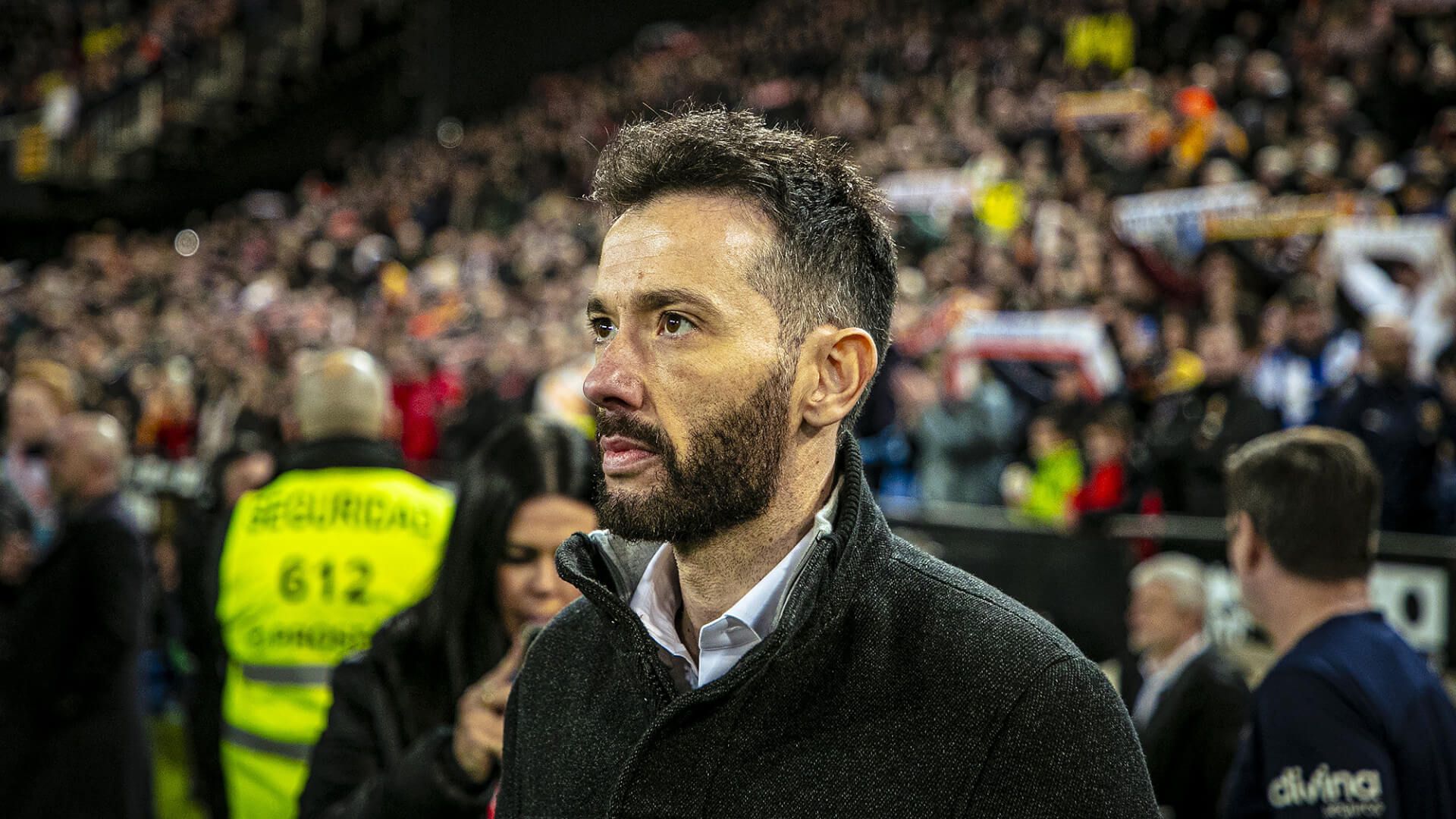  Carlos Corberán, entrenador del Valencia CF en un partido de LALIGA en Mestalla.