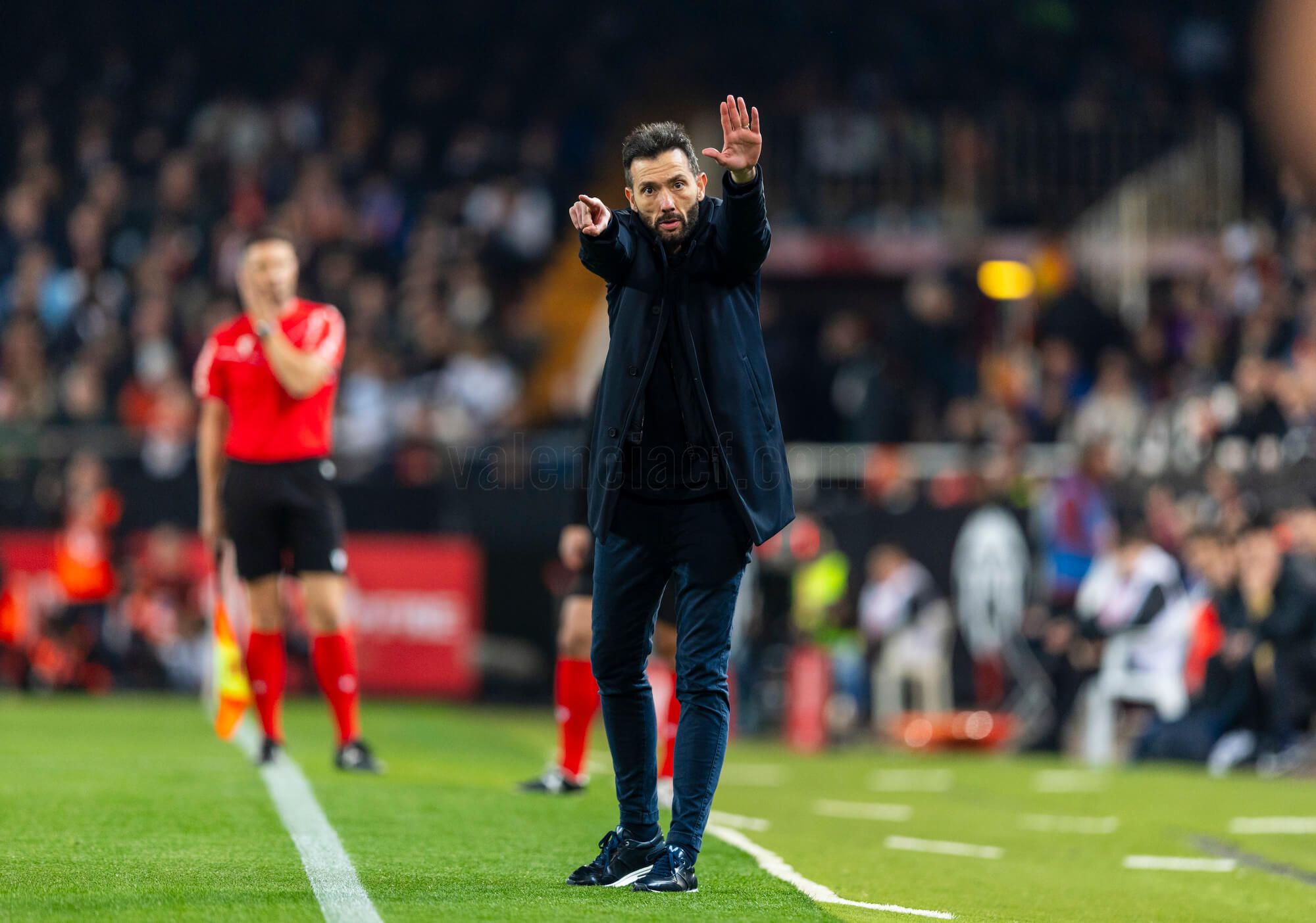 Carlos Corberán, ante el FC Barcelona.