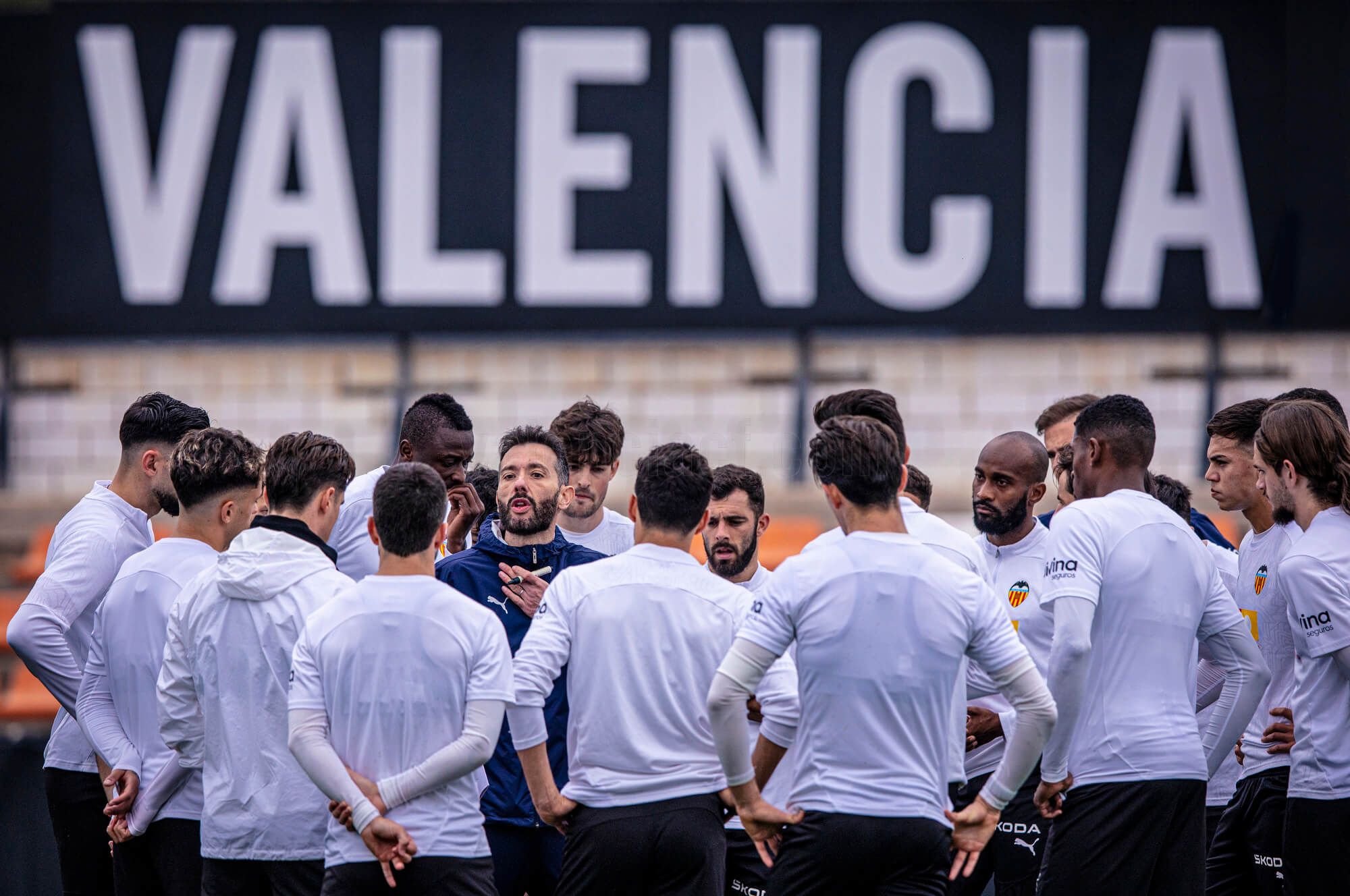 Carlos Corberán charla con el grupo antes de escuchar las palabras de Simeone