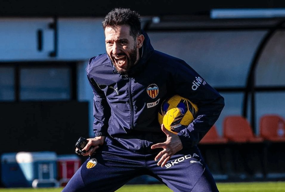  Carlos Corberán grita en un entrenamiento