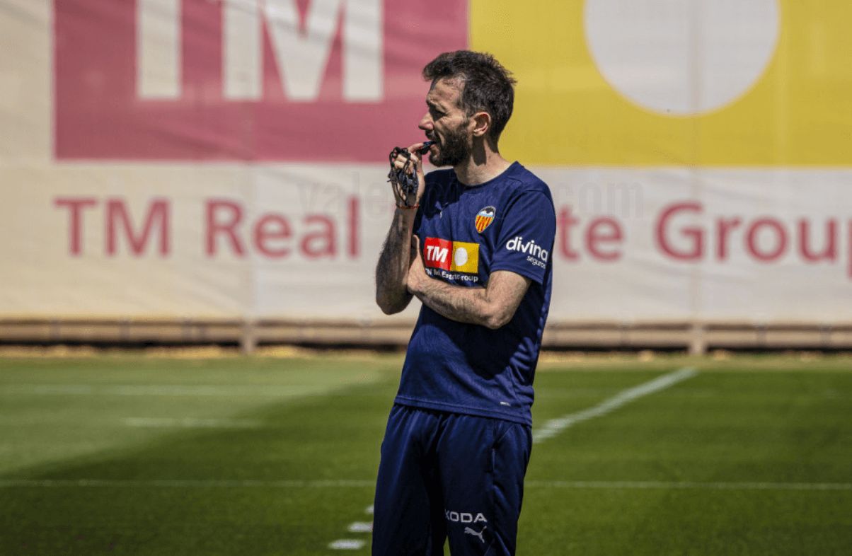Carlos Corberan observa el entrenamiento
