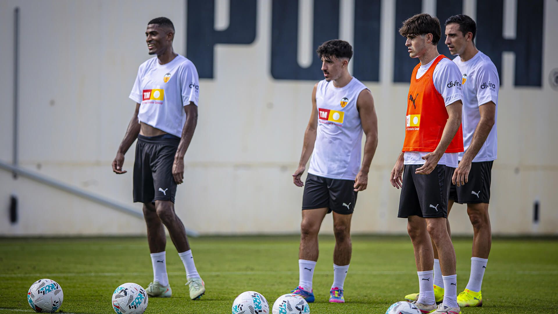  Carlos Corberán ya tiene a Cristhian Mosquera y Javi Guerra para su primer cara a cara (Foto: Vale