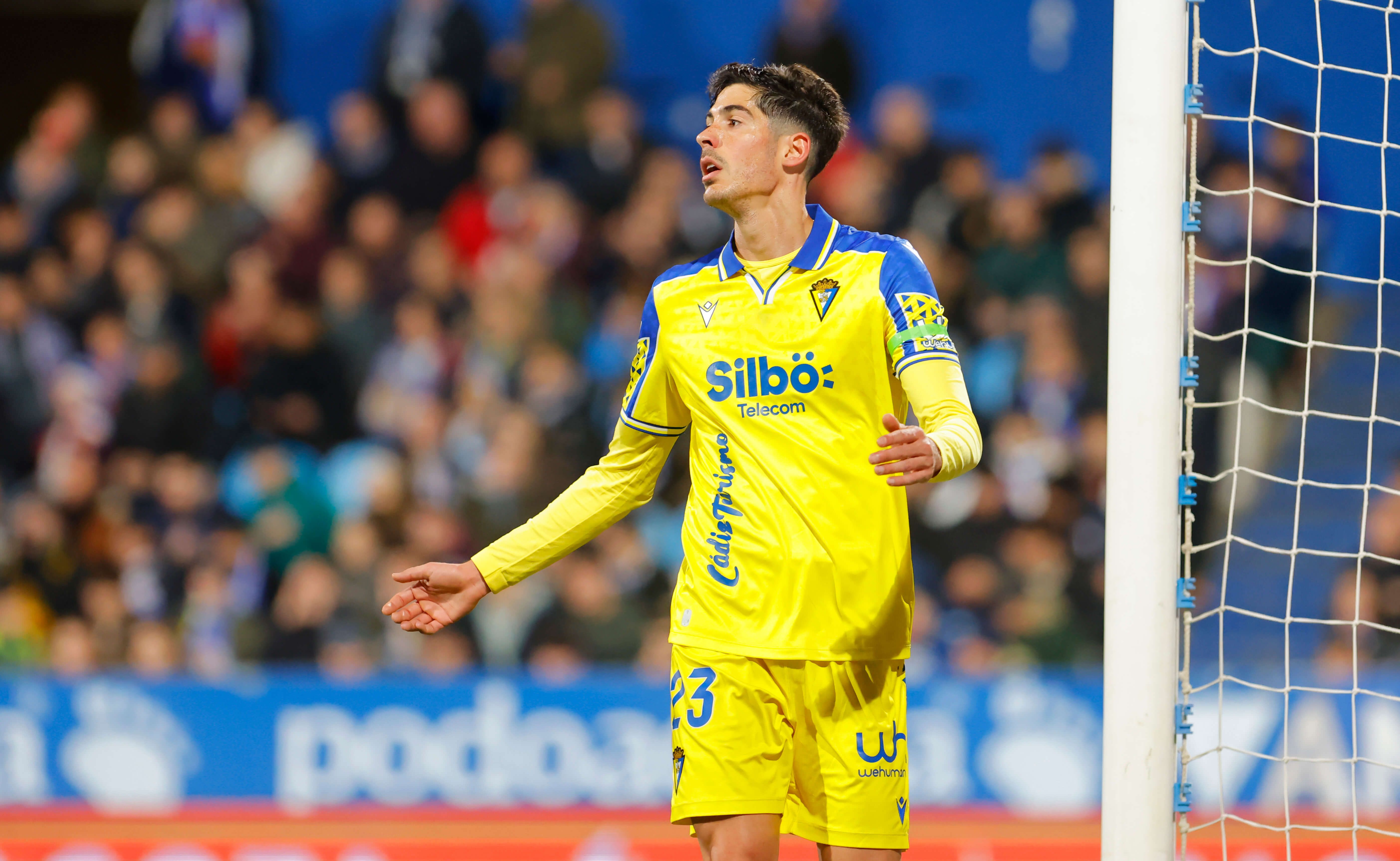 Carlos Fernández se lamenta en un partido del Cádiz CF.