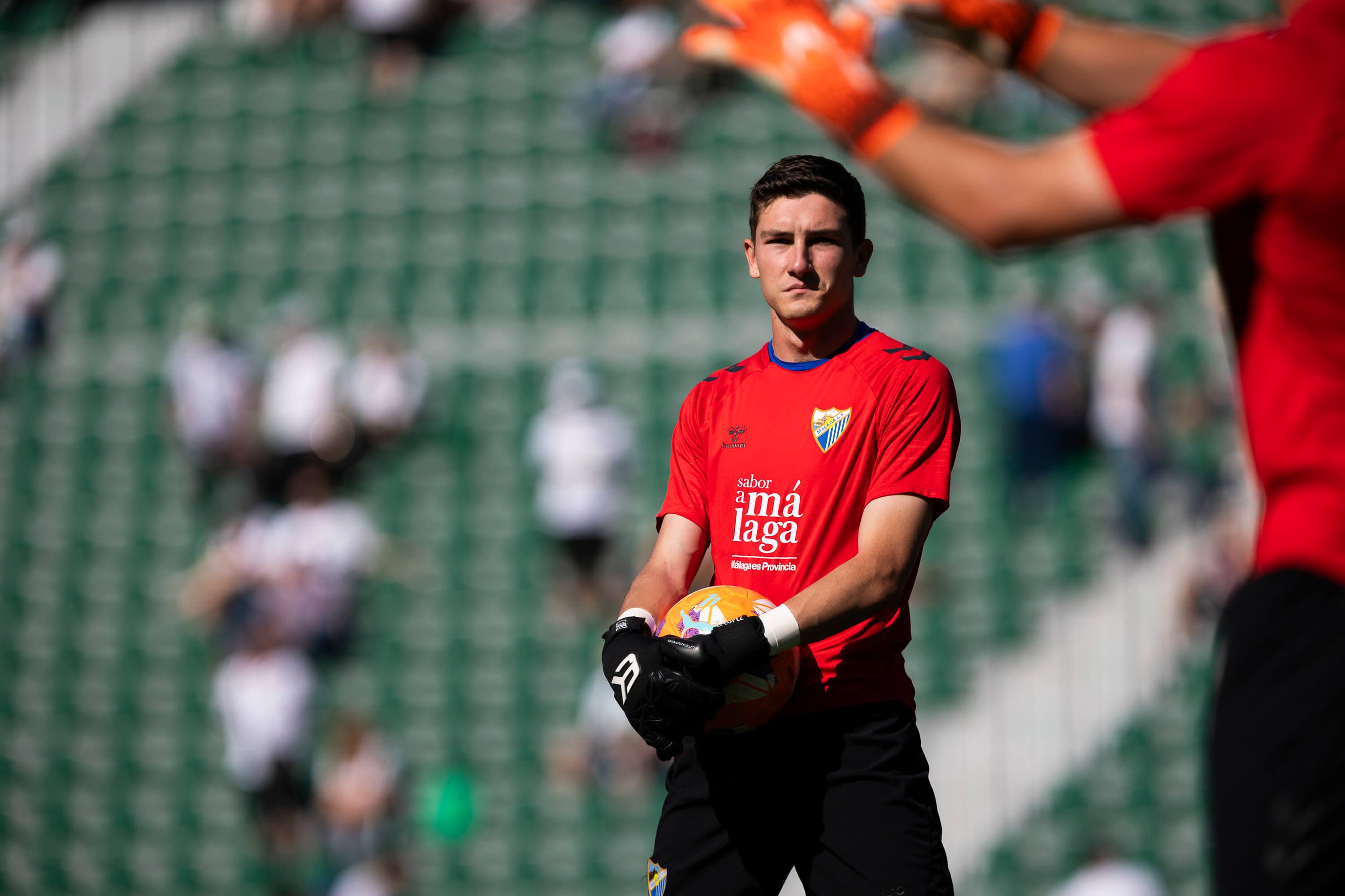 Carlos López, durante un calentamiento con el Málaga (Foto: LALIGA).