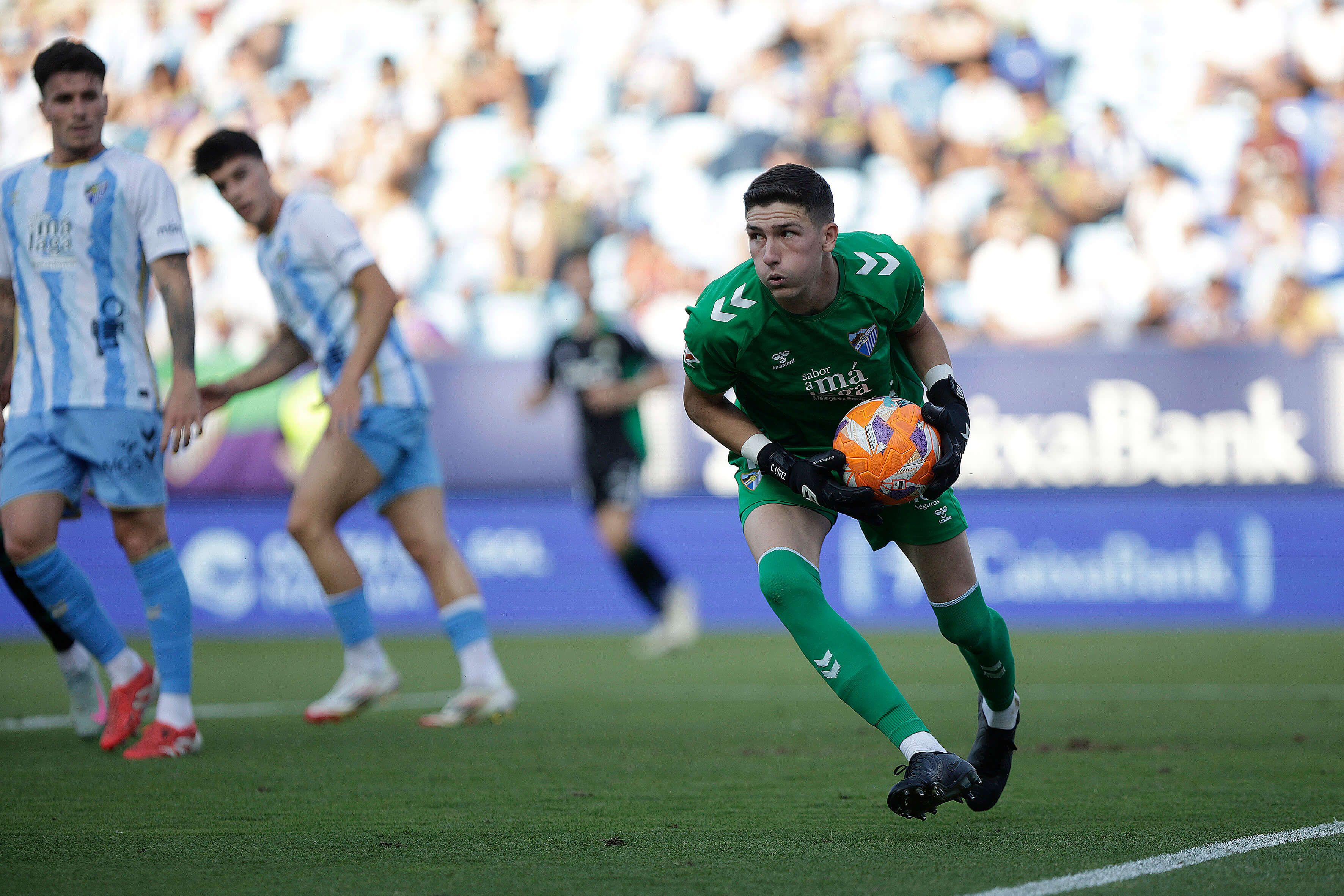  Carlos López atrapa un balón en el Málaga-Burgos.