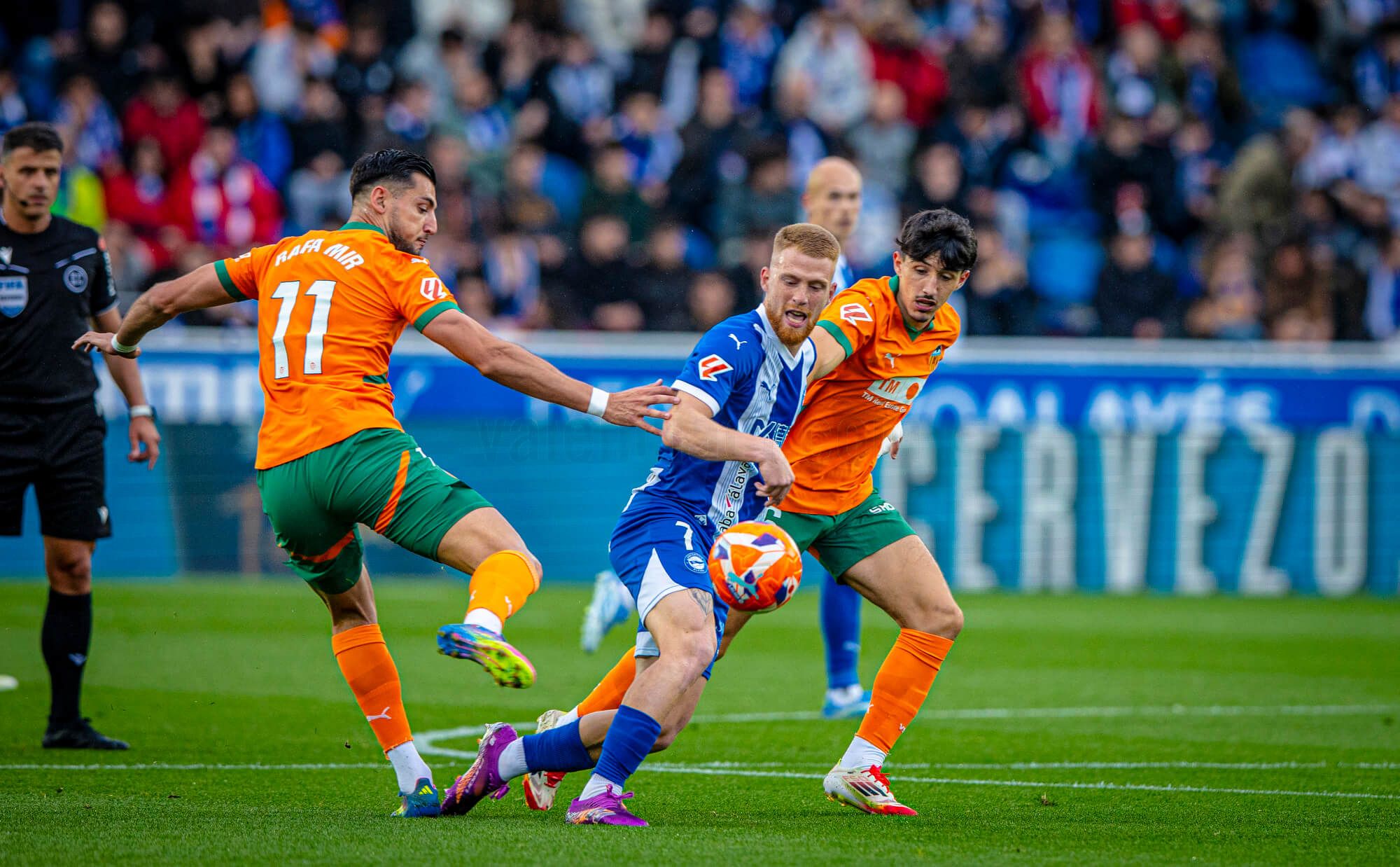 Carlos Vicente y Rafa Mir en el Alavés - Valencia CF