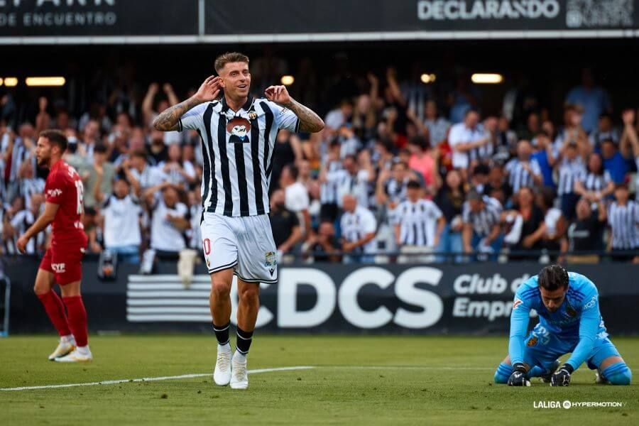  Raúl Sánchez celebra uno de sus goles en el Castellón-Real Zaragoza.