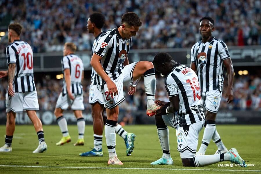 Álex Calatrava y Awer Mabil celebran un gol en el Castellón-Real Zaragoza (Foto: LALIGA).