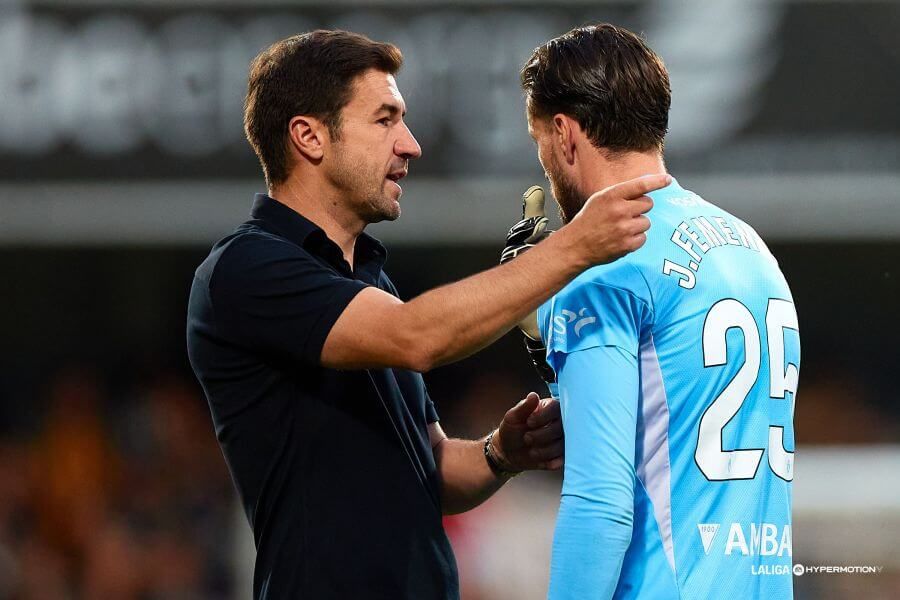  Gabi habla con Joan Femenías en el Castellón-Real Zaragoza.