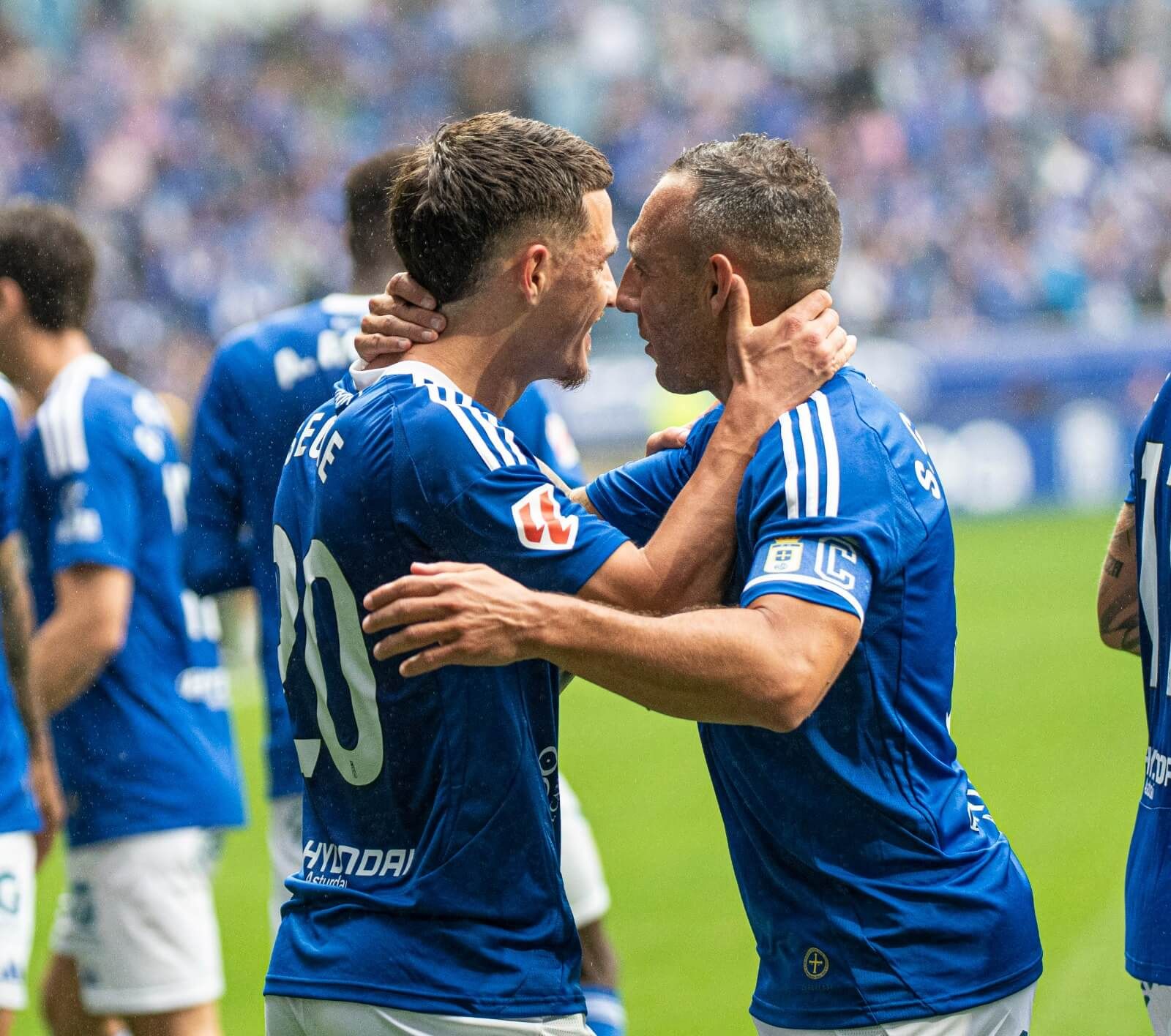 Santi Cazorla sigue dando lecciones a sus 40 años y fue el autor que dio al Real Oviedo el pase.