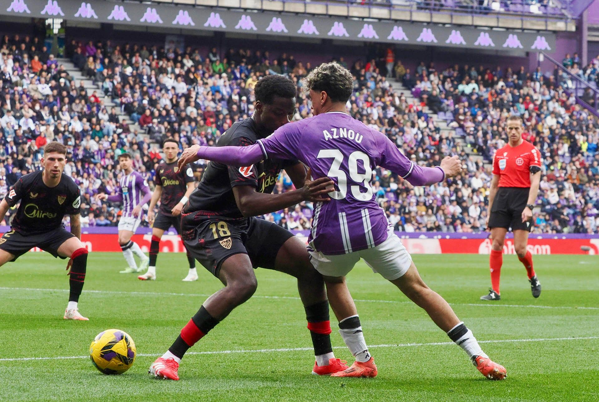Lucién Agoumé, ante el Real Valladolid.