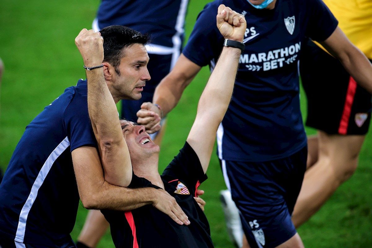  Julen Lopetegui se arrodilla para celebrar la Europa League.