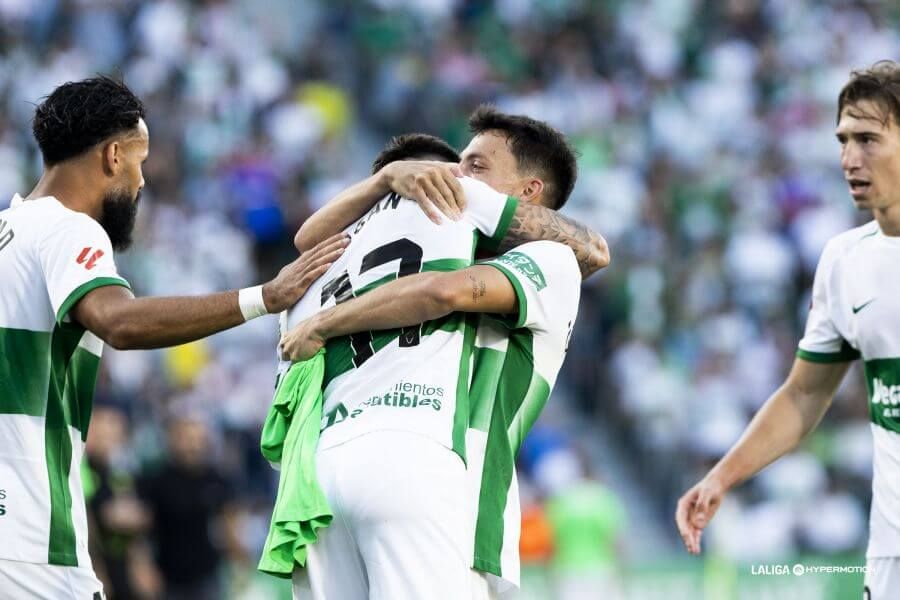 Celebración del Elche tras ganar al Málaga.