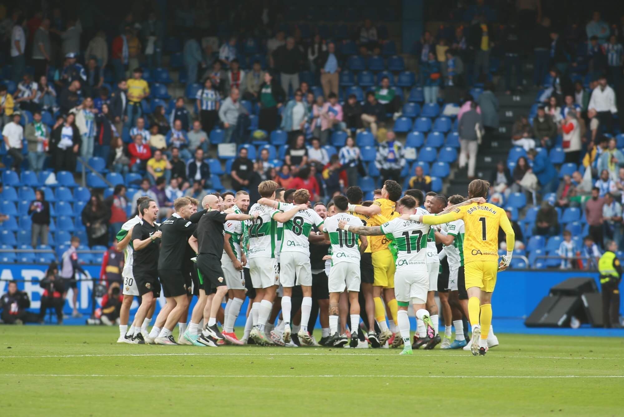Celebración del Elche tras el ascenso en casa del Deportivo (Foto: LALIGA).