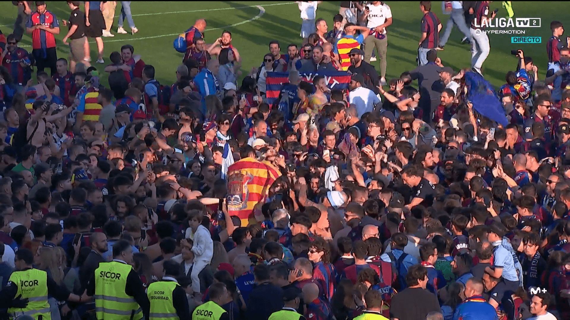  Invasión de campo tras el ascenso del Levante en Burgos.